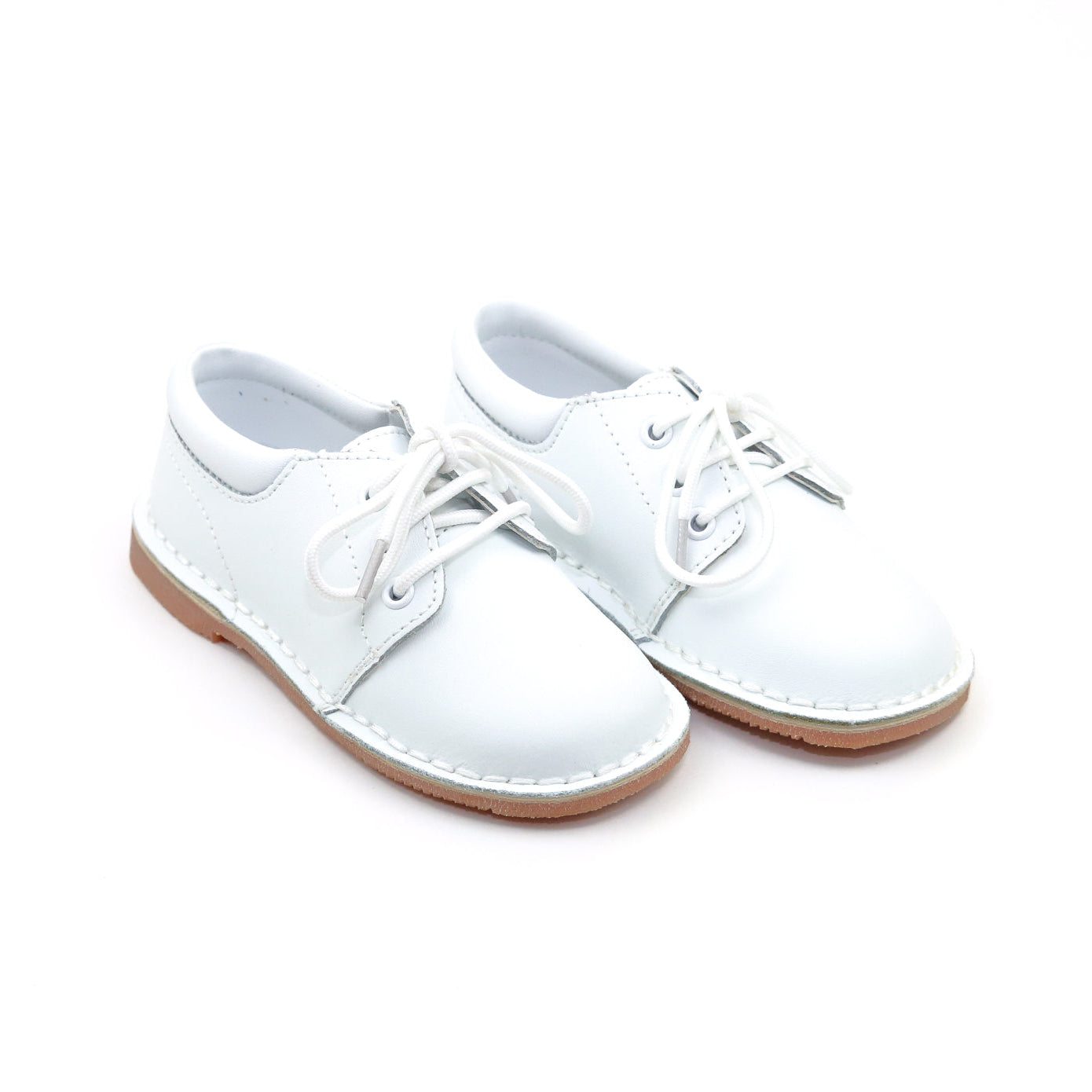Classic white leather saddle shoes for boys by L’Amour with lace-up closure, ideal for school, photos, or special occasions with Henry Duvall fall outfits