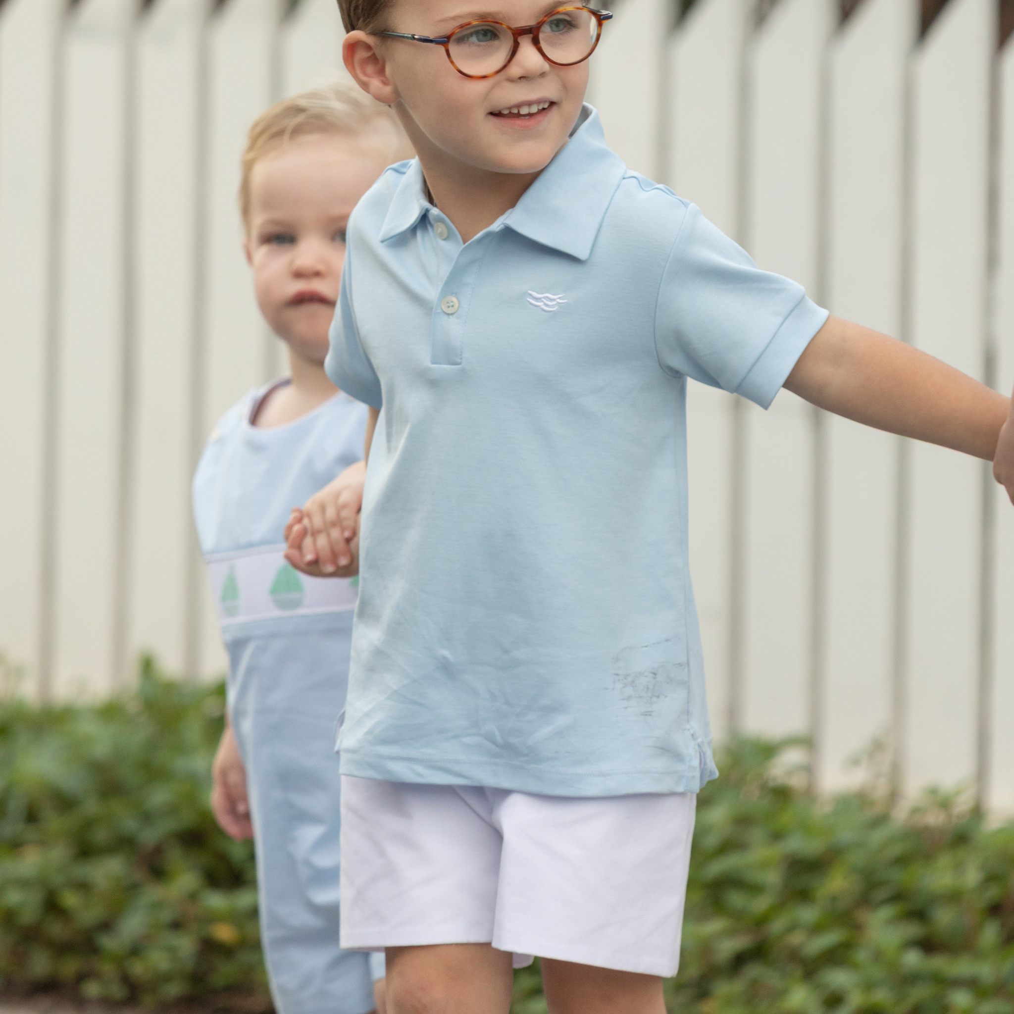 Boys’ white spring dress shorts in crisp cotton with flat front and elastic back waistband, by Henry Duvall – versatile for Easter, portraits, and warm-weather occasions.