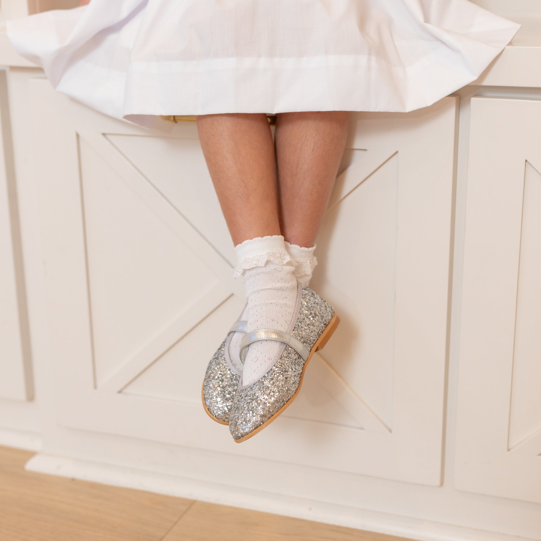 Carlomagno girls’ openwork lace socks in soft Scottish yarn, white dress socks with cuffed ruffle look without cuffing, made in Spain – Henry Duvall