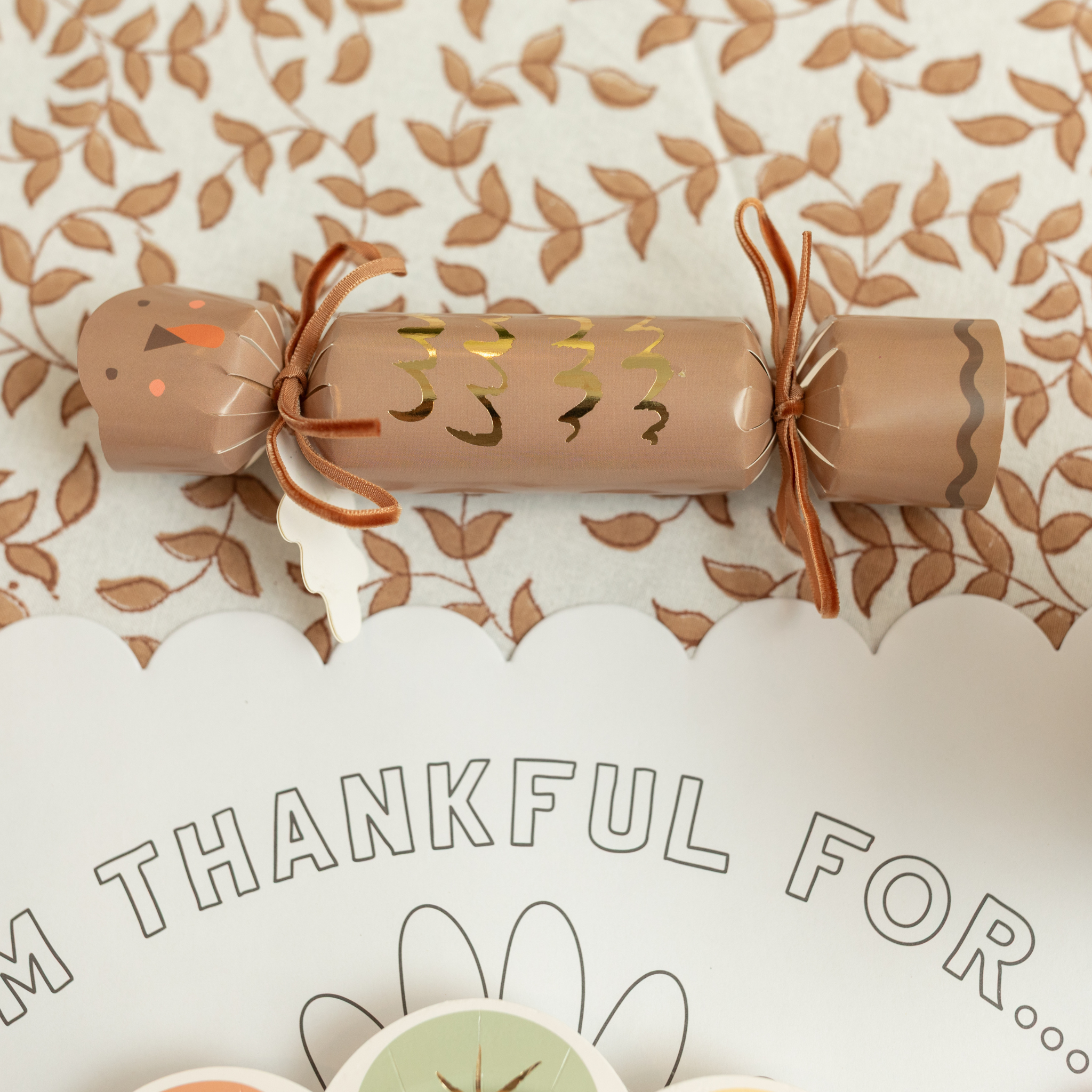 Turkey-shaped Thanksgiving party crackers with tissue crowns, dice, and mini games – festive table decorations for holiday gatherings