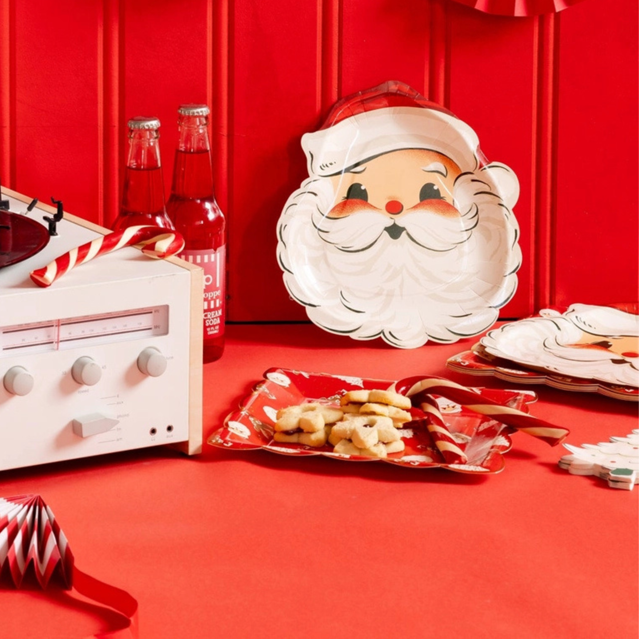 Retro Santa face-shaped paper plate with a vintage illustration of Santa Claus wearing a red hat, rosy cheeks, and a fluffy white beard, perfect for Christmas parties.