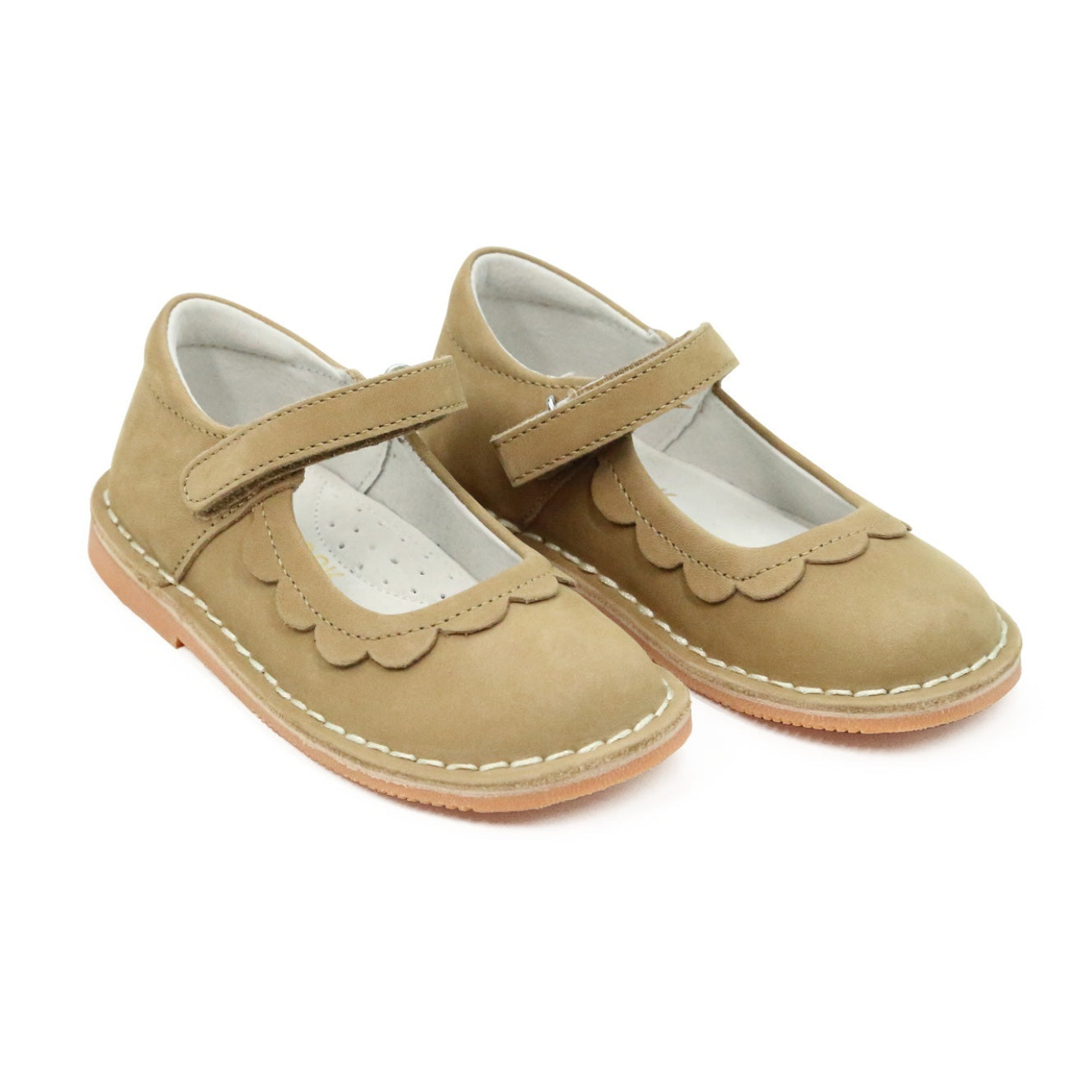 L’Amour patent leather scalloped Mary Jane shoes for girls in classic shiny finish, perfect for fall family photos and holiday dressing