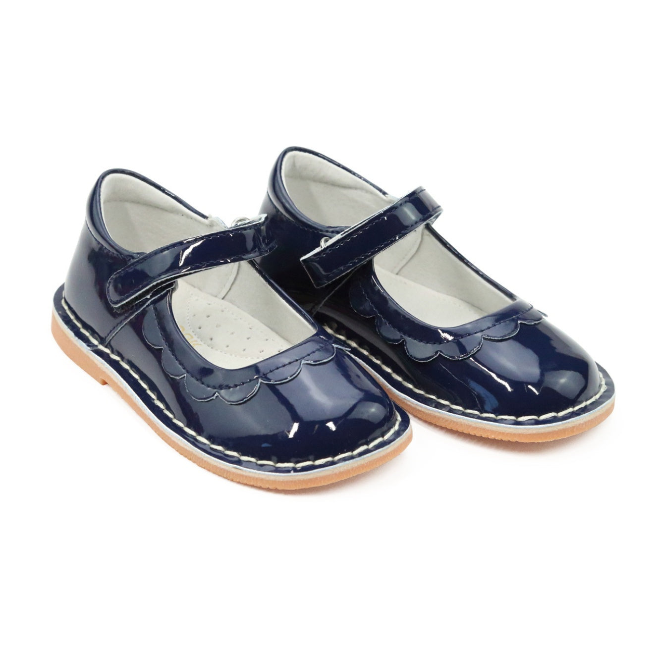 L’Amour patent leather scalloped Mary Jane shoes for girls in classic shiny finish, perfect for fall family photos and holiday dressing