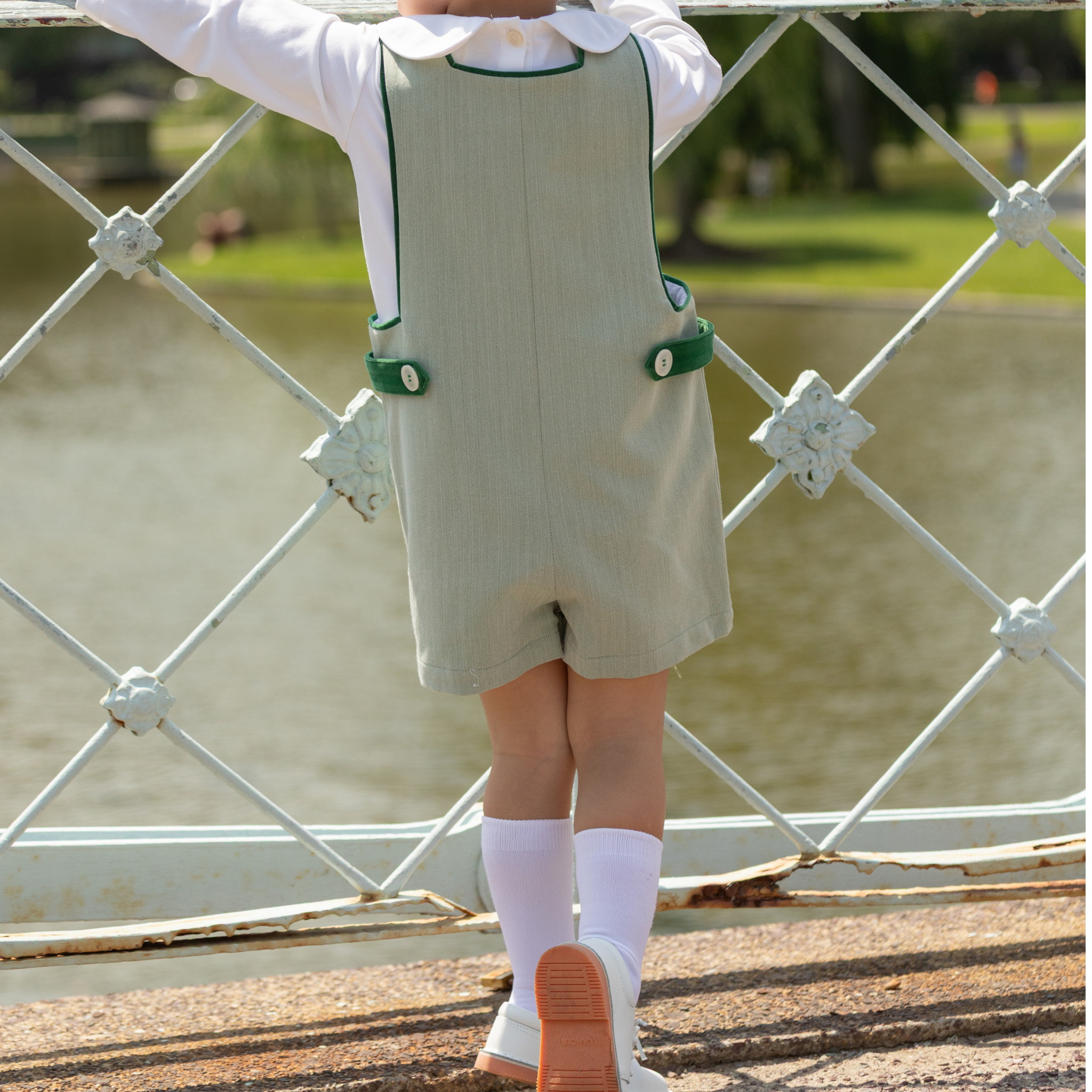 Classic white leather saddle shoes for boys by L’Amour with lace-up closure, ideal for school, photos, or special occasions with Henry Duvall fall outfits