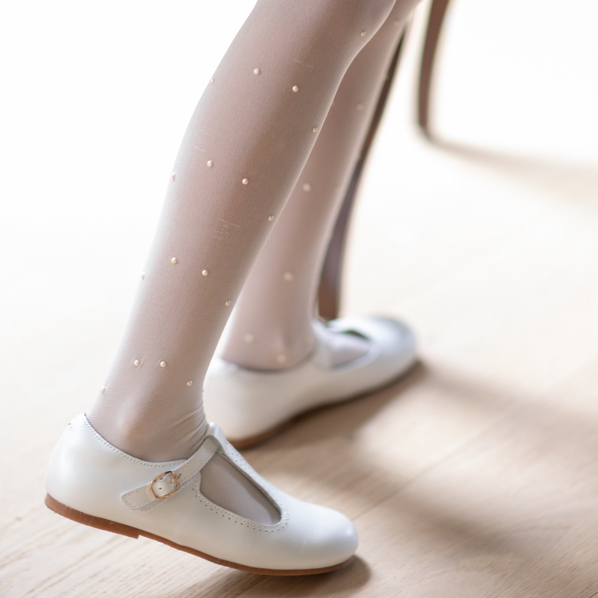 L’Amour Eleanor T-strap Mary Jane shoes for girls in smooth leather with classic cutouts, ideal for fall outfits, family photos, and coordinating with Henry Duvall collections