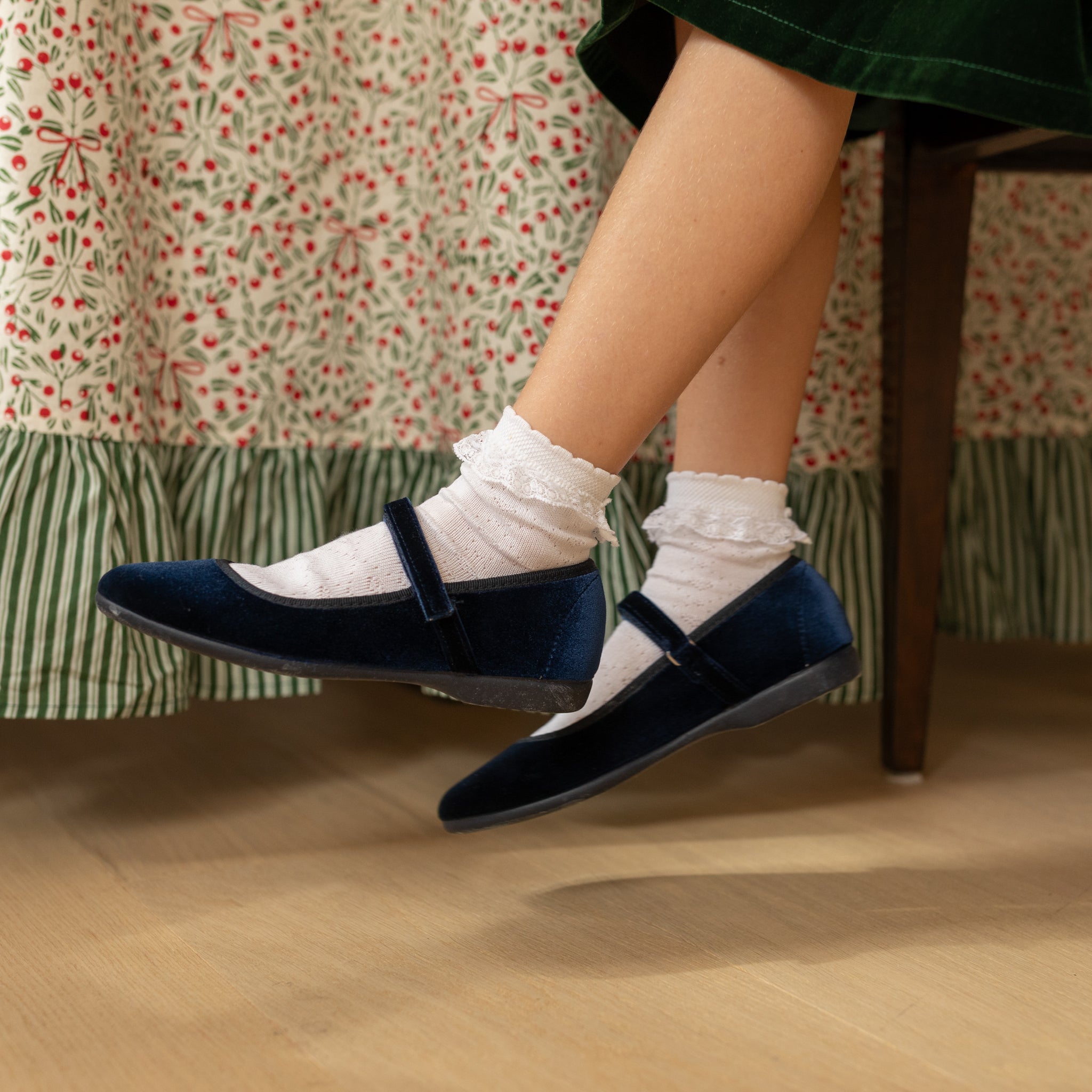 Carlomagno girls’ openwork lace socks in soft Scottish yarn, white dress socks with cuffed ruffle look without cuffing, made in Spain – Henry Duvall