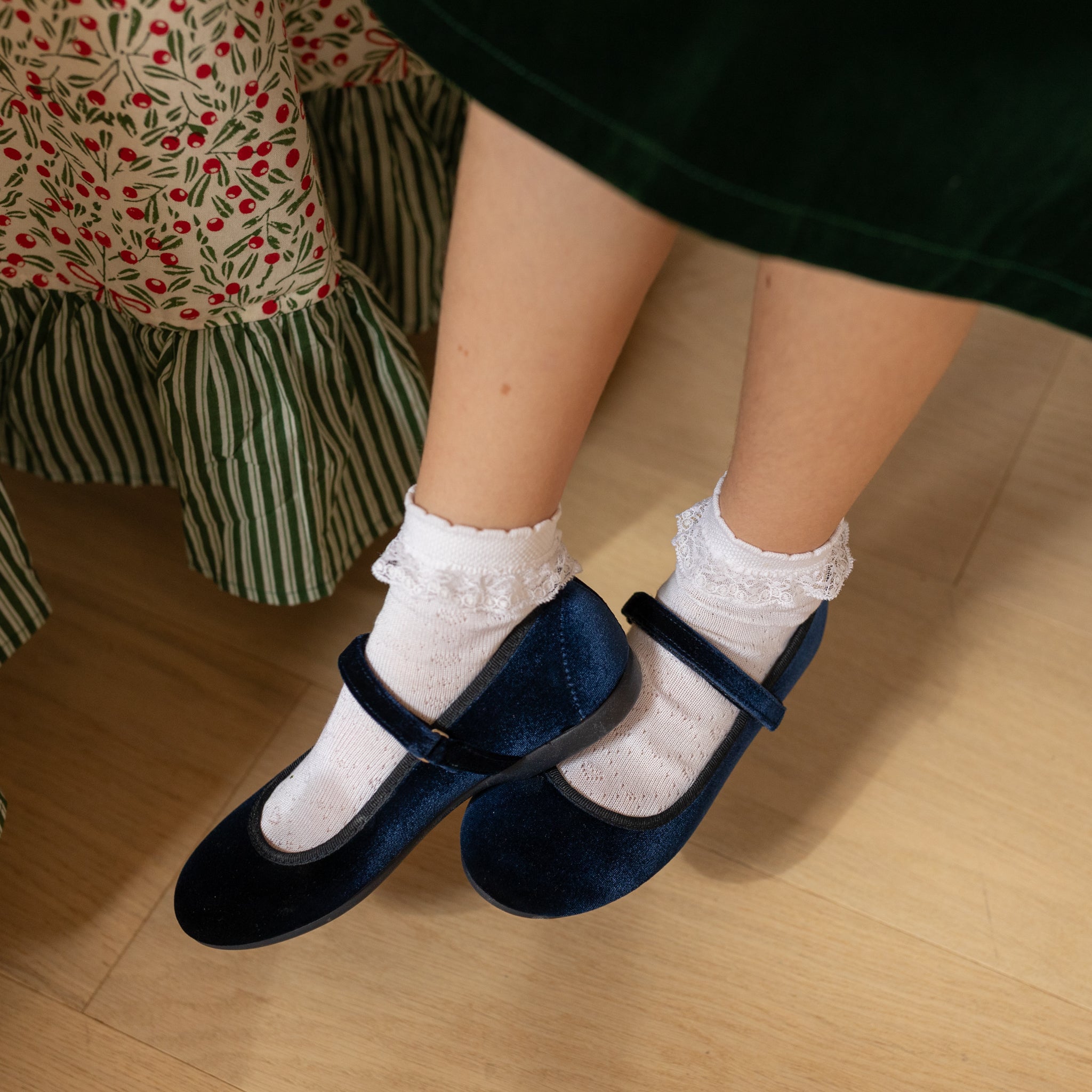 Carlomagno girls’ openwork lace socks in soft Scottish yarn, white dress socks with cuffed ruffle look without cuffing, made in Spain – Henry Duvall